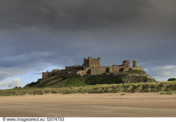 Bamburgh Castle und Strand bei Lindisfarne Northumberland England Vereinigtes Königreich Europa