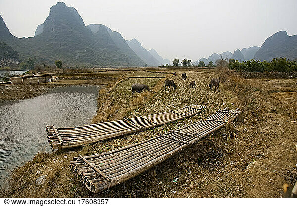 Bambusboote dienen als Transportmittel in diesem abgelegenen Dorf.