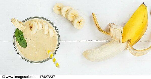 Bananen Smoothie Fruchtsaft Getränk Saft im Glas von oben Panorama
