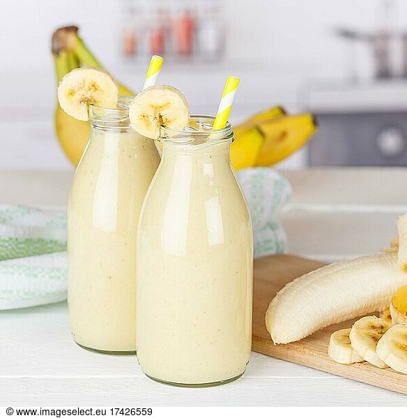Bananen Smoothie Fruchtsaft Getränk Saft in Flasche quadratisch  Deutschland  Europa