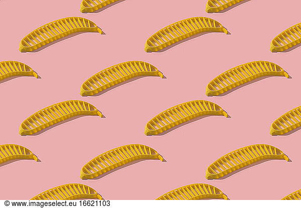 Bananenschneider auf rosa Hintergrund