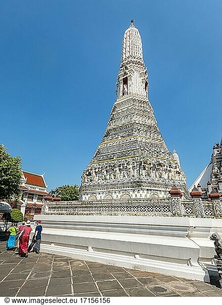 Bangkok  Thailand - 7. Dezember 2019: Schöner Prang  Stupa-Turm mit Dekor. Teil des berühmten touristischen Wahrzeichens Wat Arun buddhistischen Tempelanlagen in Bangkok  Thailand.