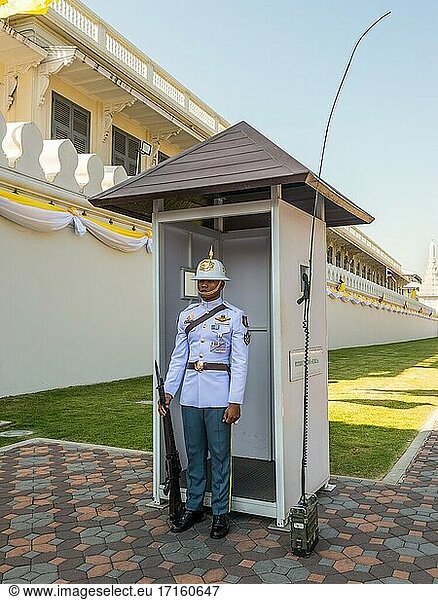 Bangkok  Thailand - 7. Dezember 2019: Soldat der königlichen Garde vor dem Königspalast in Bangkok  Thailand.