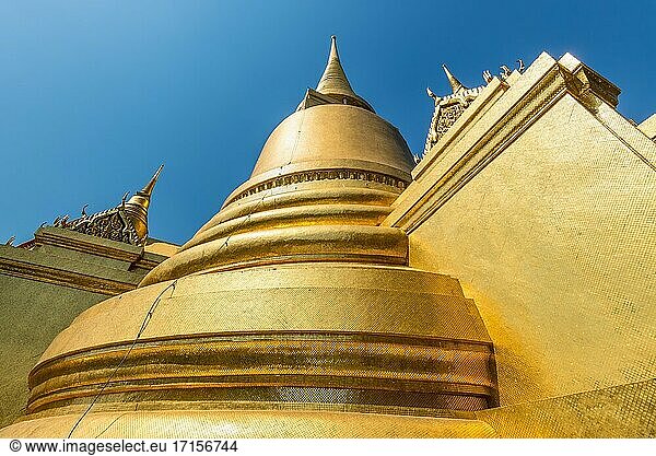 Bangkok  Thailand - 7. Dezember 2019: Vergoldetes Mosaik auf Stupa  Chedi aus der Nähe  Goldene Pagode im Tempel des Smaragdbuddhas  Grand Palace in Bangkok  Thailand.