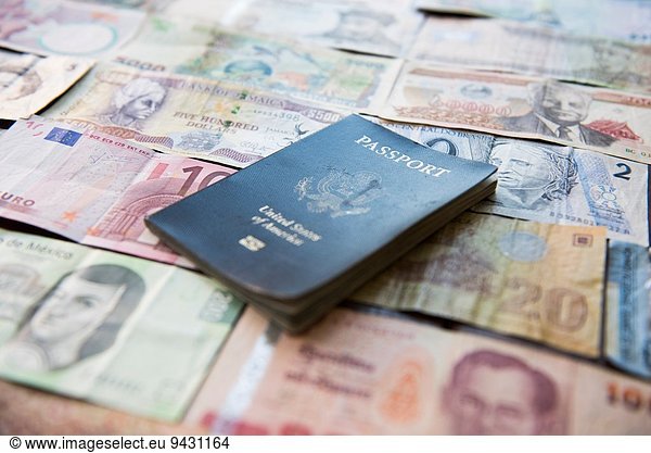Banknoten verschiedener Länder und US-Pass