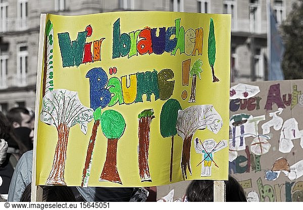 Banner für Umweltschutz  Bäume  Demonstration von Kindern und Jugendlichen für den Klimaschutz  Fridays for Future  20. September 2019  Düsseldorf  Nordrhein-Westfalen  Deutschland  Europa