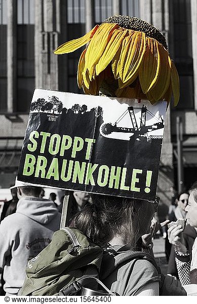 Banner Stopp Braunkohle  Demonstration von Kindern und Jugendlichen für den Klimaschutz  Fridays for Future  Düsseldorf  Nordrhein-Westfalen  Deutschland  Europa