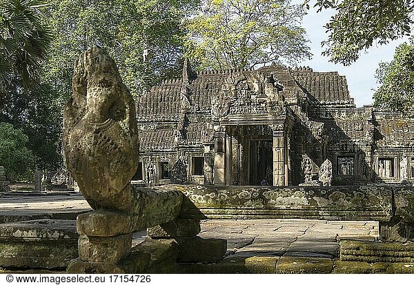 Banteay Kdei (Prasat Banteay Kdei)  was so viel bedeutet wie Zitadelle der Kammern   auch bekannt als Zitadelle der Mönchszellen   ist ein buddhistischer Tempel in Angkor  Kambodscha. Er befindet sich südöstlich von Ta Prohm und östlich von Angkor Thom. Sie wurde Mitte des 12. bis Anfang des 13. Jahrhunderts n. Chr. während der Herrschaft von Jayavarman VII. im Bayon-Architekturstil erbaut und ähnelt im Grundriss Ta Prohm und Preah Khan  ist aber weniger komplex und kleiner. Seine Strukturen sind in zwei aufeinanderfolgenden Umfassungsmauern enthalten und bestehen aus zwei konzentrischen Galerien  aus denen Türme hervorgehen  denen im Osten ein Kreuzgang vorgelagert ist.