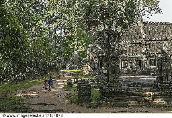 Banteay Kdei (Prasat Banteay Kdei)  was so viel bedeutet wie Zitadelle der Kammern   auch bekannt als Zitadelle der Mönchszellen   ist ein buddhistischer Tempel in Angkor  Kambodscha. Er befindet sich südöstlich von Ta Prohm und östlich von Angkor Thom. Sie wurde Mitte des 12. bis Anfang des 13. Jahrhunderts n. Chr. während der Herrschaft von Jayavarman VII. im Bayon-Architekturstil erbaut und ähnelt im Grundriss Ta Prohm und Preah Khan  ist aber weniger komplex und kleiner. Seine Strukturen sind in zwei aufeinanderfolgenden Umfassungsmauern enthalten und bestehen aus zwei konzentrischen Galerien  aus denen Türme hervorgehen  denen im Osten ein Kreuzgang vorgelagert ist.