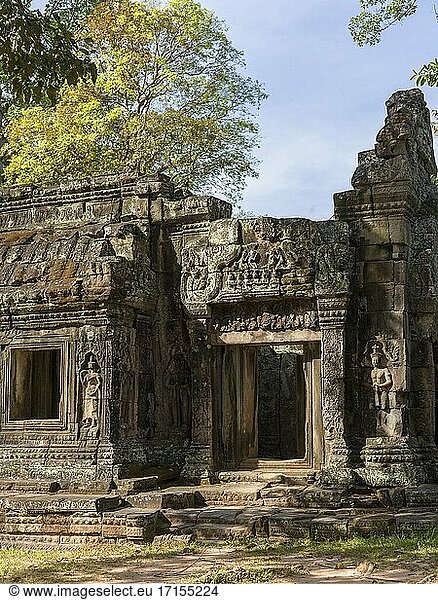 Banteay Kdei (Prasat Banteay Kdei)  was so viel bedeutet wie Zitadelle der Kammern   auch bekannt als Zitadelle der Mönchszellen   ist ein buddhistischer Tempel in Angkor  Kambodscha. Er befindet sich südöstlich von Ta Prohm und östlich von Angkor Thom. Sie wurde Mitte des 12. bis Anfang des 13. Jahrhunderts n. Chr. während der Herrschaft von Jayavarman VII. im Bayon-Architekturstil erbaut und ähnelt im Grundriss Ta Prohm und Preah Khan  ist aber weniger komplex und kleiner. Seine Strukturen sind in zwei aufeinanderfolgenden Umfassungsmauern enthalten und bestehen aus zwei konzentrischen Galerien  aus denen Türme hervorgehen  denen im Osten ein Kreuzgang vorgelagert ist.