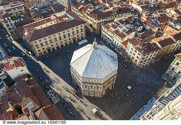 Baptisterium des Heiligen Johannes auf der Piazza del Duomo  Florenz  Italien