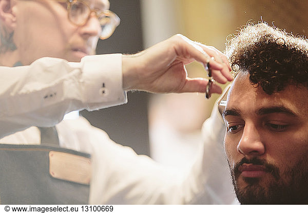 Barbier schneidet Männerhaare im Salon
