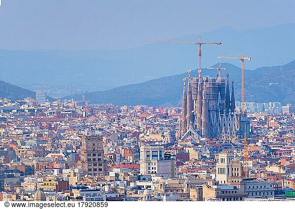 BARCELONA  SPANIEN  15. APRIL 2019: Blick auf das Stadtbild von Barcelona mit der Kirche Sagrada Familia. Barcelona  Spanien  Europa