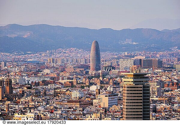 BARCELONA  SPANIEN  15. APRIL 2019: Blick auf die Skyline der Stadt Barcelona bei Sonnenuntergang. Barcelona  Spanien  Europa