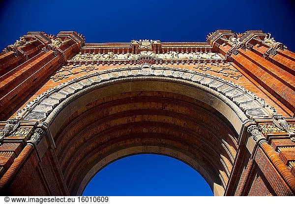 BARCELONA  SPANIEN - 30. Januar 2019: Der Arc de Triunfo befindet sich in Barcelona  Spanien. Barcelona ist als ein großes Touristenziel bekannt.