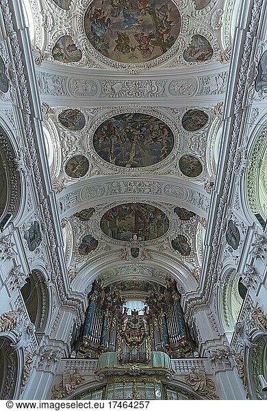 Barockes Deckengewölbe mit Orgelempore der Stiftsbasilika  erbaut 1685-1704  Kloster Waldsassen  Waldsassen  Oberpfalz  Deutschland  Europa