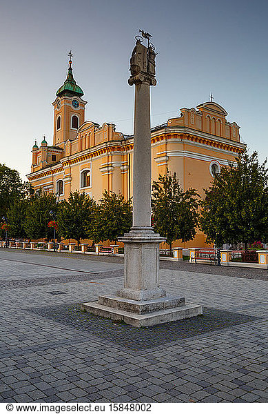 Barockkirche auf dem Hauptplatz von Topolcany  Slowakei.