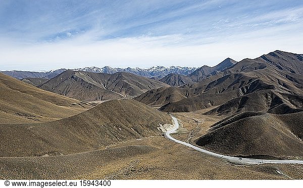 Barren mountain landscape with pass road  Lindis Pass  Southern Alps  Otago  South Island  New Zealand  Oceania