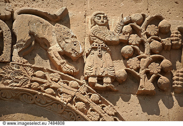 Bas-Reliefs  Skulpturen mit Szenen aus der Bibel an der Außenwand der armenisch-orthodoxen Kathedrale aus dem 10. Jahrhundert auf der Insel Akdamar im Vansee  Türkei