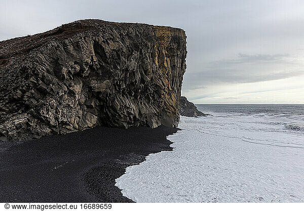 Basaltfelsen am schwarzen Sandstrand in Island