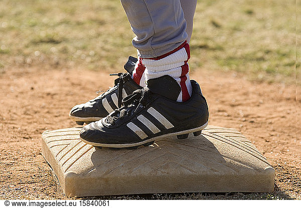 Baseballschuhe für Jungen  die auf einem Sockel stehen