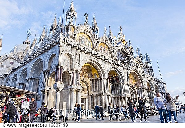 Basilica di San Marco  Markusdom  Piazza di San Marco  Venedig  Italien.