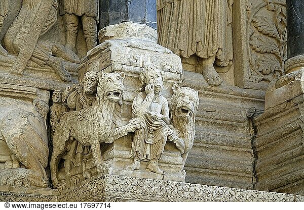 Basis einer Säule  romanische Fassade der ehemaligen Benediktiner-Abteikirche Eglise Saint-Trophime  Arles  Departement Bouches-du-Rhone  Region Provence Alpes Cote d´Azur  Frankreich  Mittelmeer  Europa