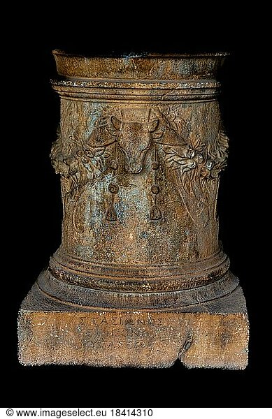Basis eines Traueraltars von Stasion  Sohn des Epigonos  2. Jhd. v.chr.  Archaeologisches Museum im frueheren Ordenshospital der Johanniter  15. Jhd.  Altstadt  Rhodos-Stadt  Griechenland  Europa