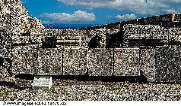 Basis fuer eine Gruppe von Statuen der Familie Poplius Aelius Kallistratos mit Inschriften Akropolis von Lindos  Rhodos  Griechenland  Europa