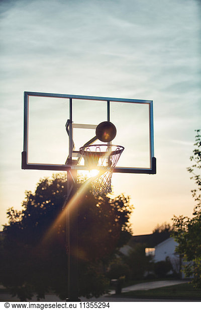 Basketball droht durch Basketballkorb zu fallen