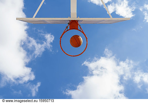 Basketball und Basketballkorb  blauer Himmel  Ansicht von oben