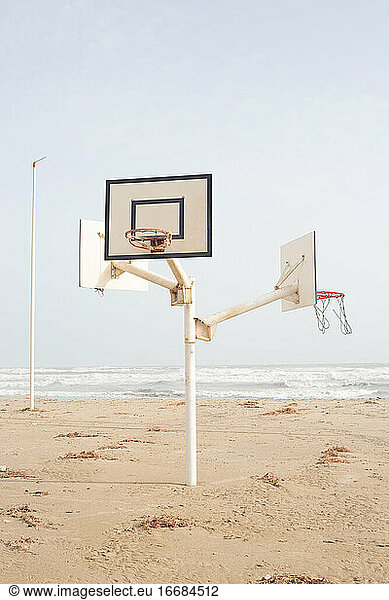 Basketballplatz in der Mitte des Strandes