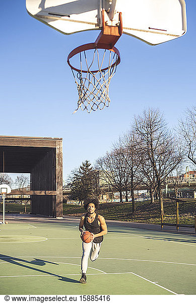 Basketballspieler in Aktion auf dem Platz