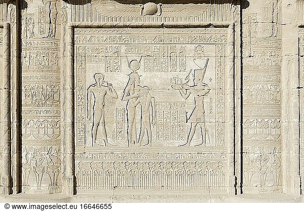 Basrelief an der Außenwand des römischen Mammisi  Dendara  Ägypten.