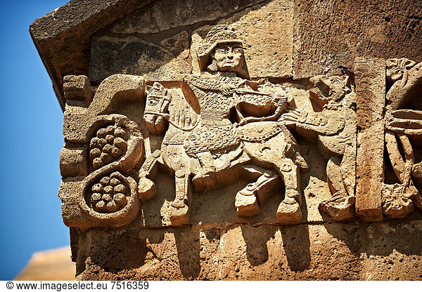 Basrelief  ein Jäger mit Rüstung schießt auf ein Tier  an der Fassade der armenisch-orthodoxen Kirche zum Heiligen Kreuz aus dem 10. Jahrhundert  Insel Akdamar  Vansee  Türkei