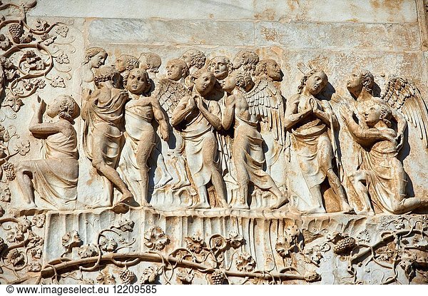 Basrelief-Skulptur mit einer Szene aus dem Jüngsten Gericht von Maitani um 1310 an der Fassade der Kathedrale von Orvieto  Umbrien  Italien  im toskanisch-gotischen Stil des 14.