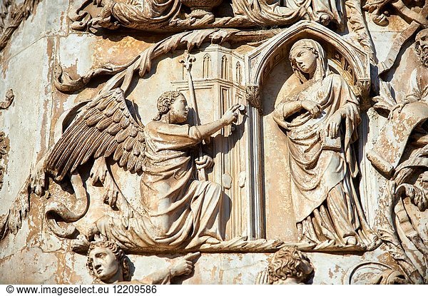 Basrelief-Skulptur mit einer Szene der Verkündigung an die Jungfrau Maria von Maitani um 1310 an der Fassade der Kathedrale von Orvieto  Umbrien  Italien  im toskanisch-gotischen Stil des 14.