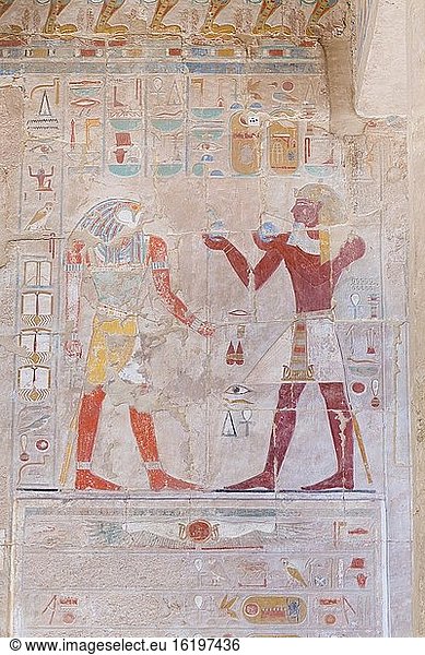 Basreliefbild  das den Pharao (rechts) bei der Darbringung von Opfergaben an den Gott Horus zeigt  Hatschepsut-Tempel von Deir Al Bahari  Luxor  Ägypten.