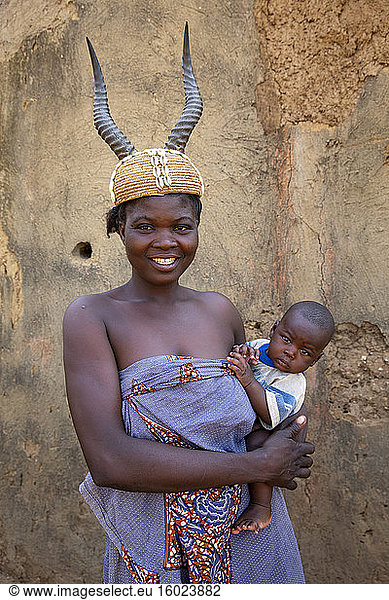 Batammariba-Mutter in einem Koutammakou-Dorf im Norden Togos