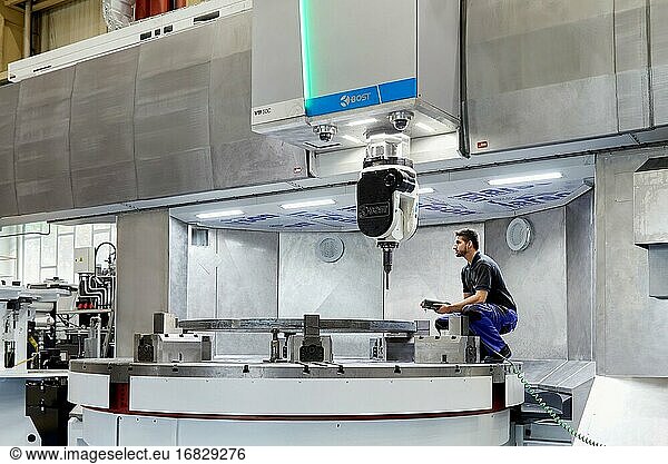 Bau von Werkzeugmaschinen  Bearbeitungszentrum  CNC  Vertikaldrehmaschine und Fräsmaschine  Metallindustrie  Gipuzkoa  Baskenland  Spanien  Europa.