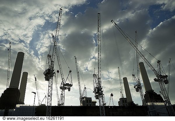 Bauarbeiten an der Battersea Power Station  wo neue Wohnungen und Büros gebaut werden  darunter auch der Hauptsitz von Apple Macintosh UK. London  England  UK.