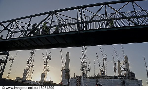 Bauarbeiter an der Battersea Power Station  wo neue Luxuswohnungen und Büros gebaut werden  darunter auch das Hauptquartier von Apple Macintosh UK. London  England  UK.
