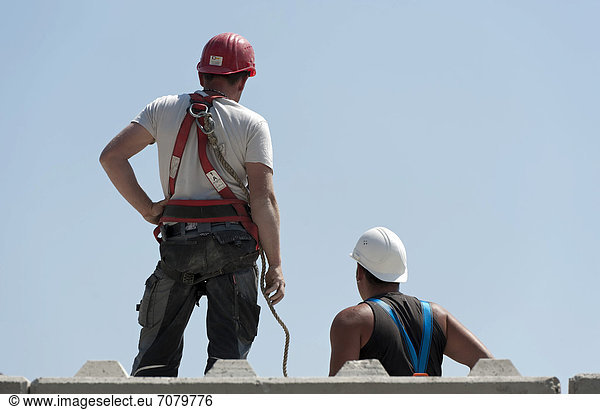 Bauarbeiter auf einer Baustelle in Fridolfing  Bayern  Deutschland  Europa