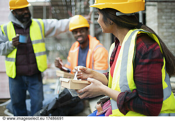 Bauarbeiter beim Mittagessen auf der Baustelle