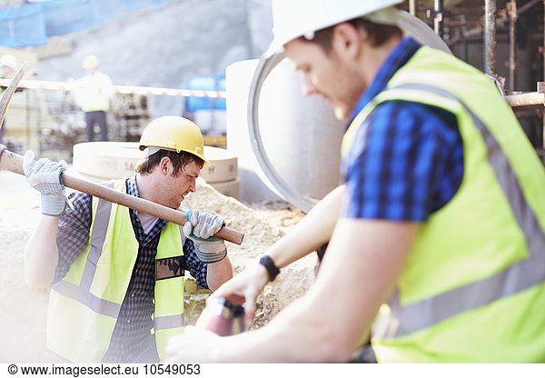 Bauarbeiter graben auf der Baustelle