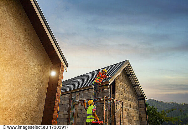 Bauarbeiter installieren neues Dach