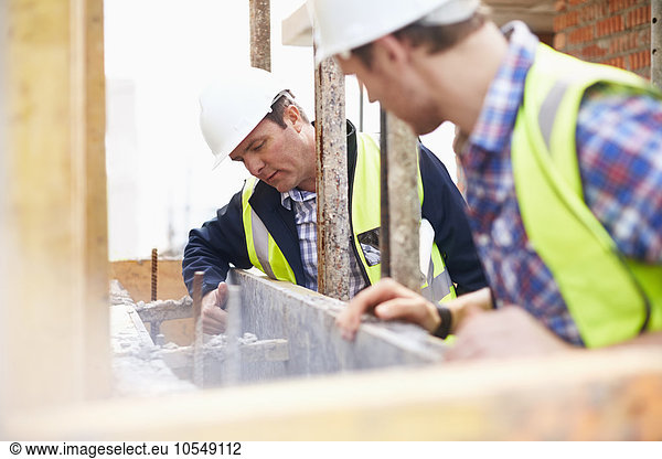 Bauarbeiter untersuchen Bauwerk auf der Baustelle