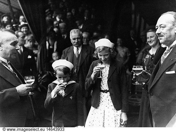 Baudouin I.  7.9.1930 - 31.7.1993  KÃ¶nig der Belgier 17.7.1951 - 31.7.1993  Kindheit  mit seiner Schwester Josephine Charlotte  trinken Champagner nach einem Sieg in Pony reiten  1936