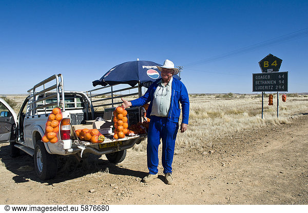 Bauer verkauft Apfelsinen an der B4 in Schwarzland  Namibia  Afrika