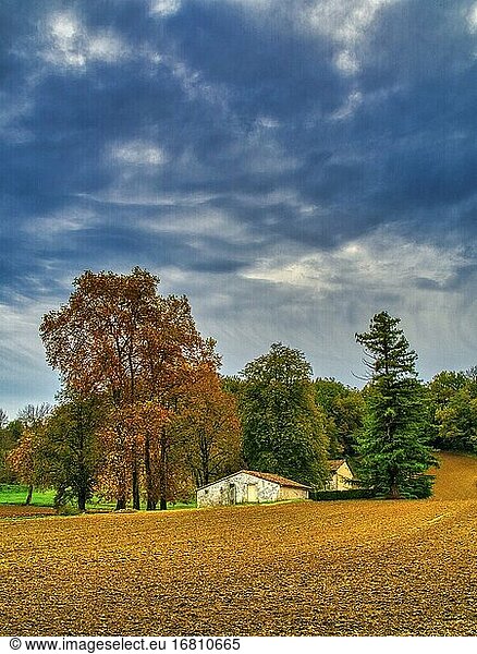 Bauernhofgebäude im Herbst in der Nähe von Eymet  Departement Dordogne  Nouvelle-Aquitaine  Frankreich.